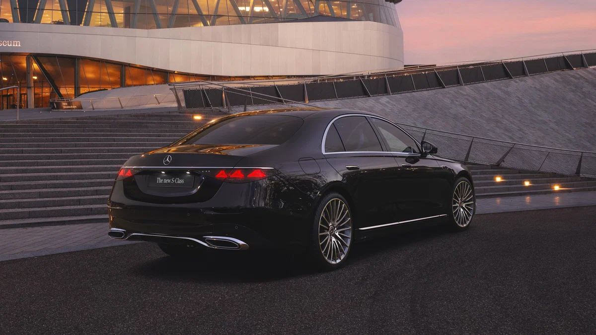 Представлен обновлённый Mercedes-Benz S-класса: новый мощный V8 и большие экраны