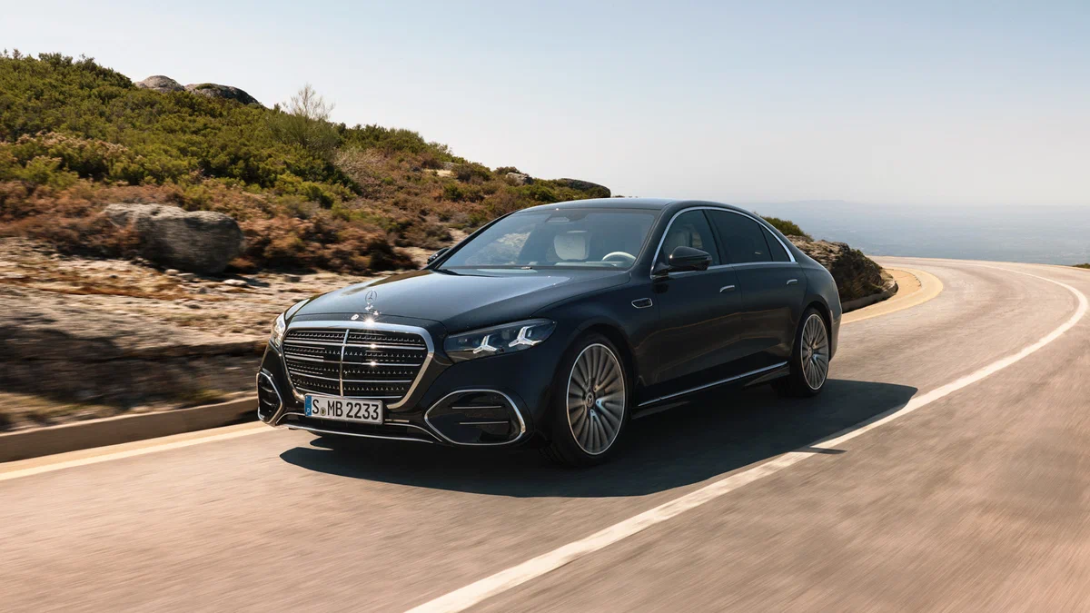 Представлен обновлённый Mercedes-Benz S-класса: новый мощный V8 и большие экраны