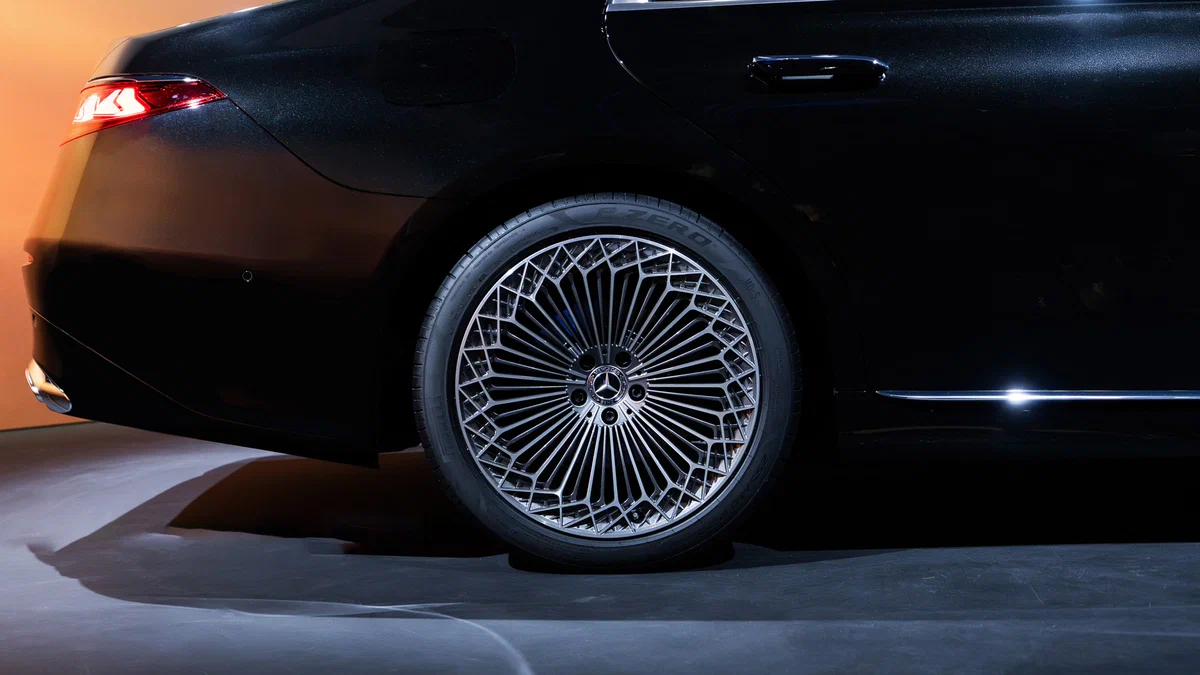 Представлен обновлённый Mercedes-Benz S-класса: новый мощный V8 и большие экраны