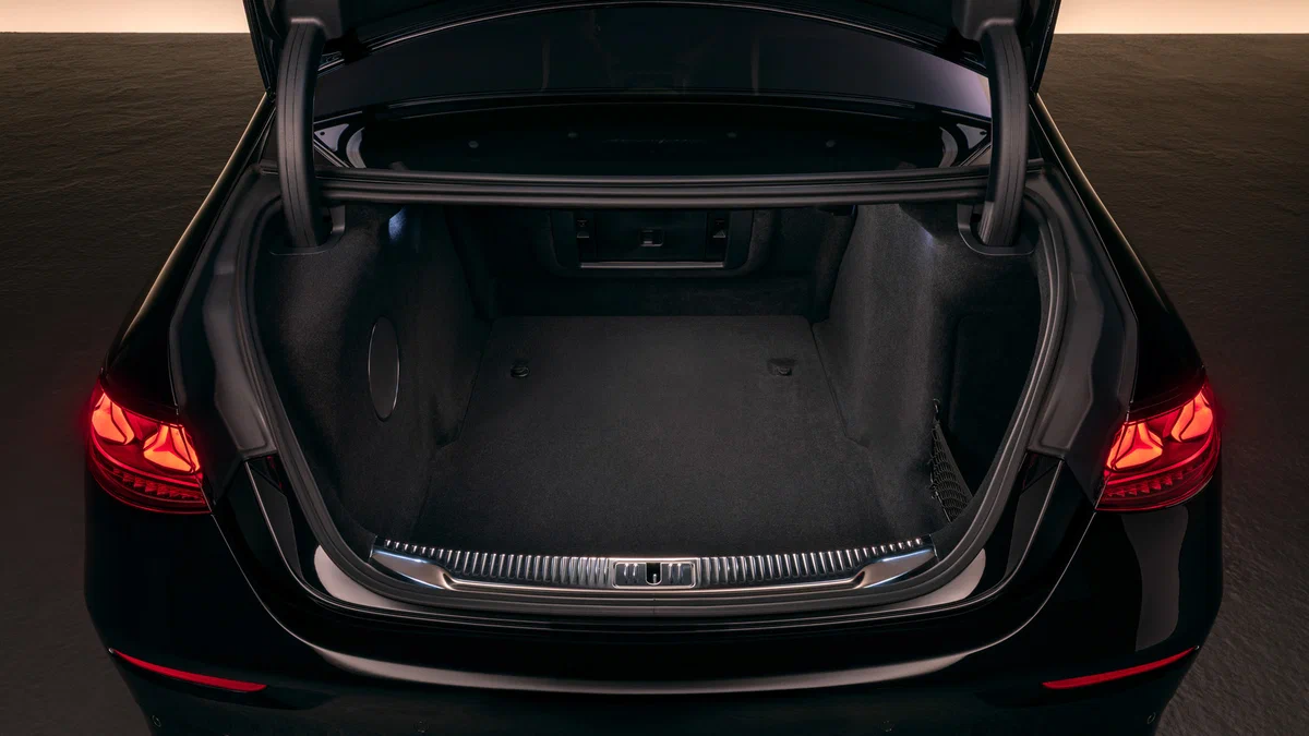 Представлен обновлённый Mercedes-Benz S-класса: новый мощный V8 и большие экраны