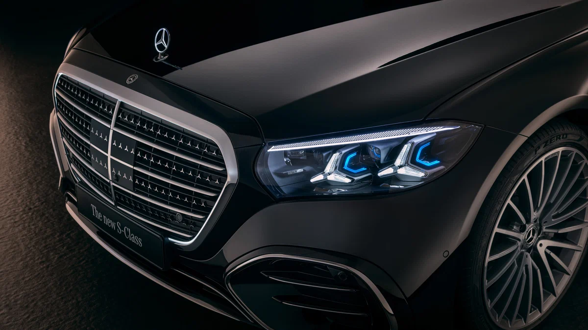 Представлен обновлённый Mercedes-Benz S-класса: новый мощный V8 и большие экраны
