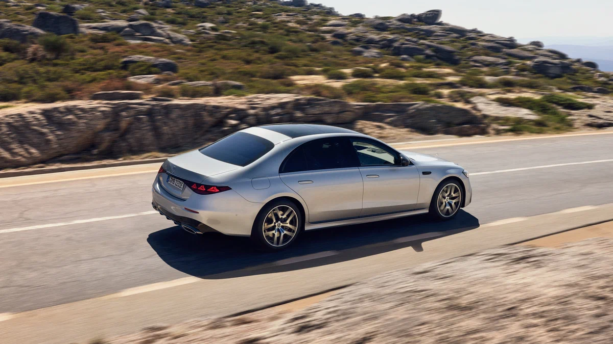 Представлен обновлённый Mercedes-Benz S-класса: новый мощный V8 и большие экраны