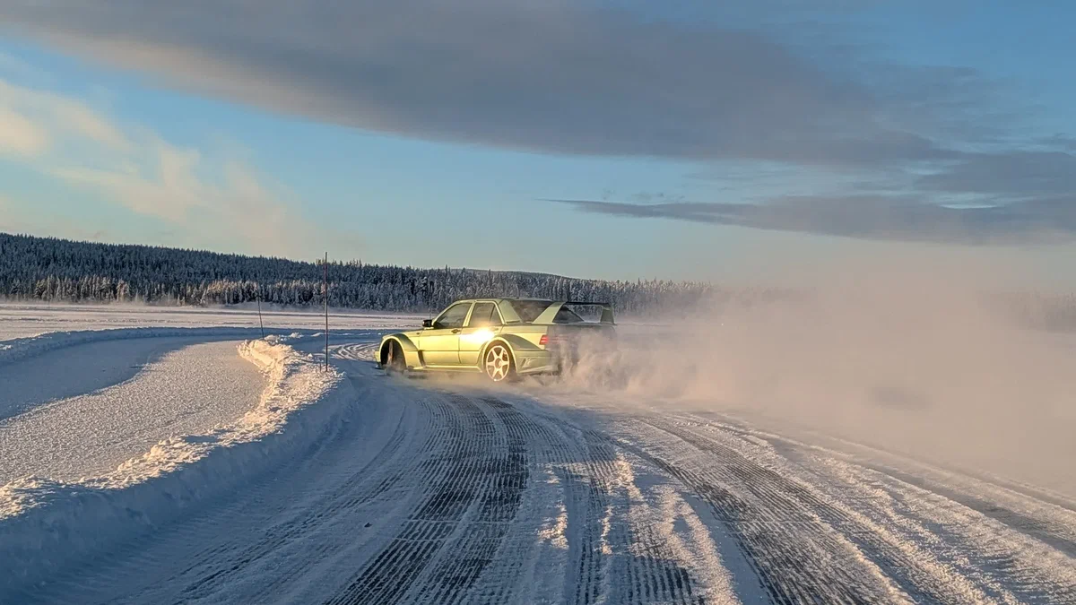 Возрождение легенды: возрождённый Mercedes‑Benz 190E Evo II прошёл испытания холодом и жарой