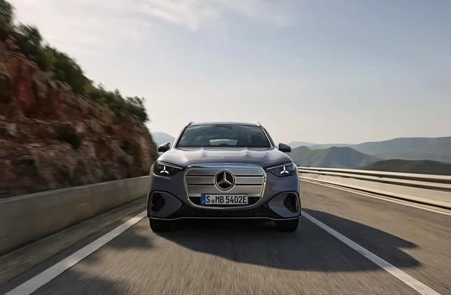 Утечка информации о внешнем виде нового GLC EV, в то время как Mercedes всё ещё демонстрирует интерьер