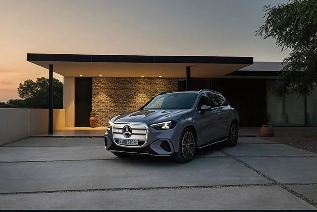 Утечка информации о внешнем виде нового GLC EV, в то время как Mercedes всё ещё демонстрирует интерьер