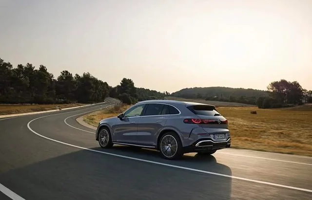 Утечка информации о внешнем виде нового GLC EV, в то время как Mercedes всё ещё демонстрирует интерьер