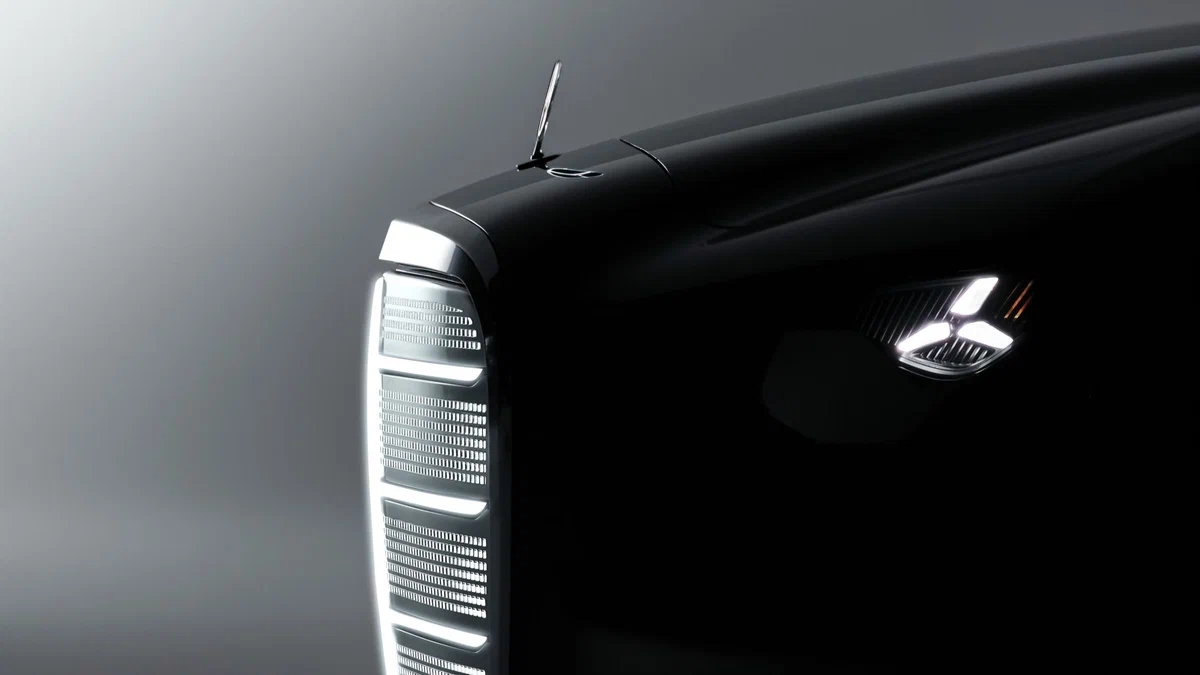 Mercedes-Benz представил винтажное купе с кузовом из солнечных батарей и бархатным салоном