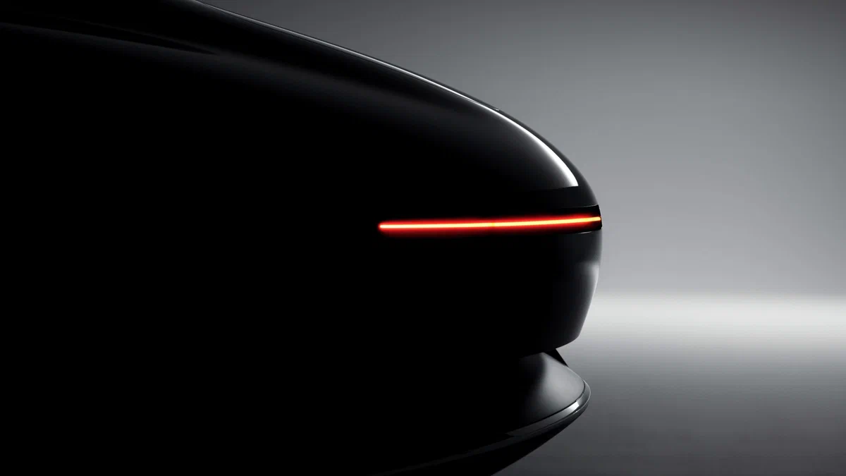 Mercedes-Benz представил винтажное купе с кузовом из солнечных батарей и бархатным салоном