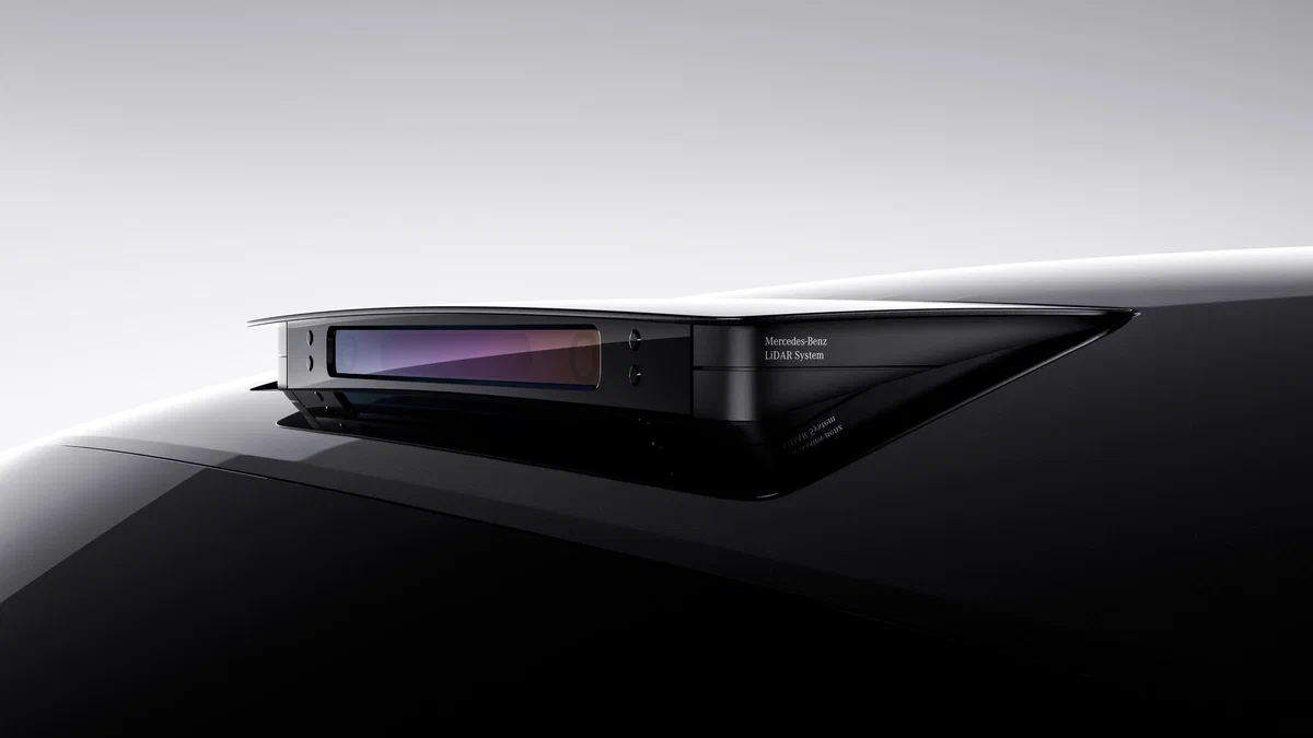 Mercedes-Benz представил винтажное купе с кузовом из солнечных батарей и бархатным салоном